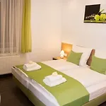 Outlet - Metzingen - Bad Urach - Free Parking Alojamento de Acomodação e Pequeno-almoço Dettingen an der Erms