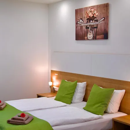 Outlet - Metzingen - Bad Urach - Free Parking Couette-café Dettingen an der Erms