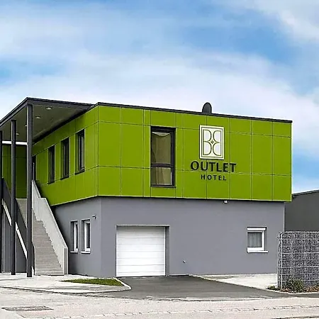 Outlet - Metzingen - Bad Urach - Free Parking לינה וארוחת בוקר