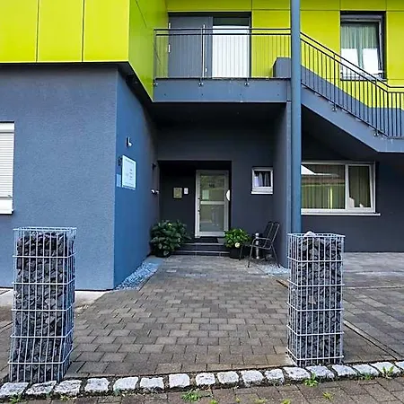 Outlet - Metzingen - Bad Urach - Free Parking לינה וארוחת בוקר 3*